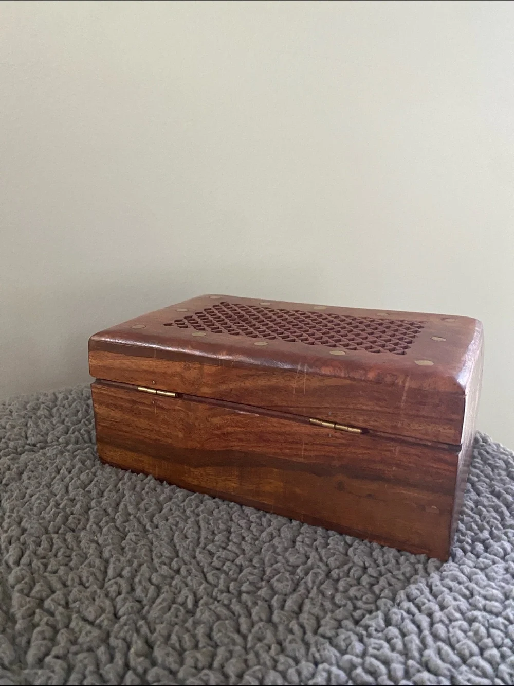 Traditional Indian Jaali lattice trinket box w/ inlaid brass detail hook closure